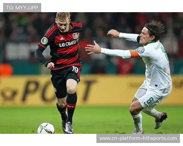 多特中前场配合紧凑，布兰特的跑位思路清晰可见