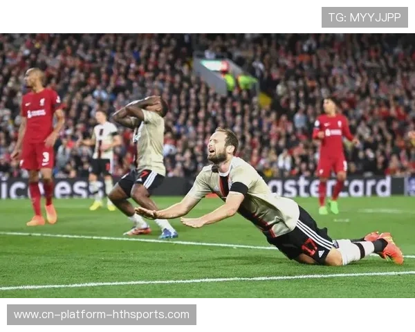 利物浦边路突破成功，禁区防守开始混乱