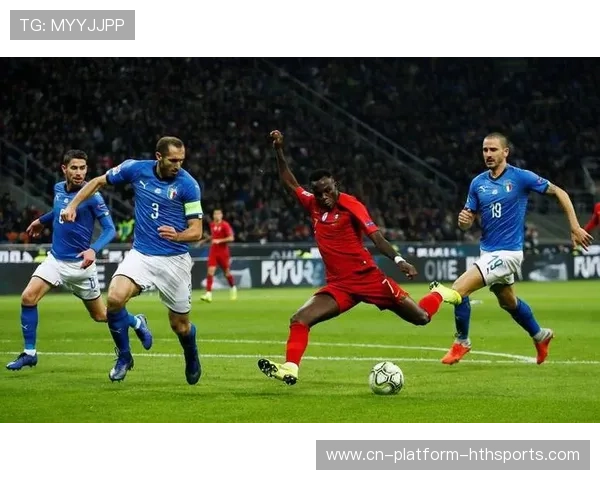 卢卡库背身吸附防守者：为队友创造大空档的战术艺术