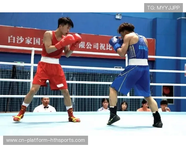 拳击赛双方互扛能力强到观众起立