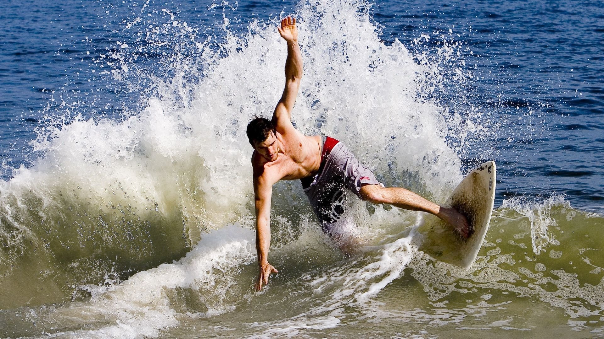 校园多项目趣味运动会 勺子托球与二人三足重回视野